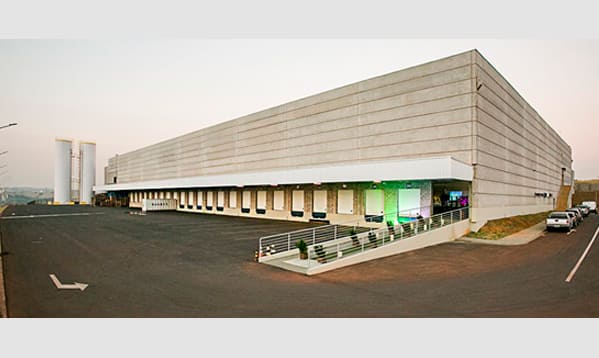 CENTRO DE DISTRIBUIÇÃO COVABRA SUPERMERCADOS, projeto e construção - o primeiro Centro de Distribuição da rede, localizado em Sumaré/SP, Região Metropolitana de Campinas. O espaço, que possui 70 mil metros quadrados, sendo 15 mil de área construída e com possibilidade de expansão da planta, e garantiu uma maior eficiência na distribuição dos produtos para as 13 lojas, sediadas em nove cidades: Campinas, Capivari, Itatiba, Jundiaí, Leme, Limeira, Pedreira, Pirassununga e Rio Claro.